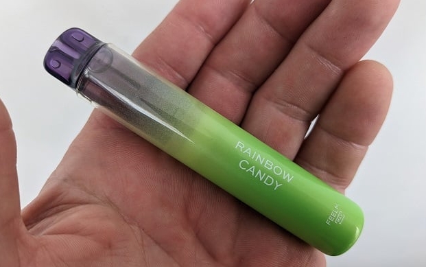 VOZOL NEON 800 Puffs Vape - حلوى قوس قزح: تجربة فيب مبهجة في قلب الكويت